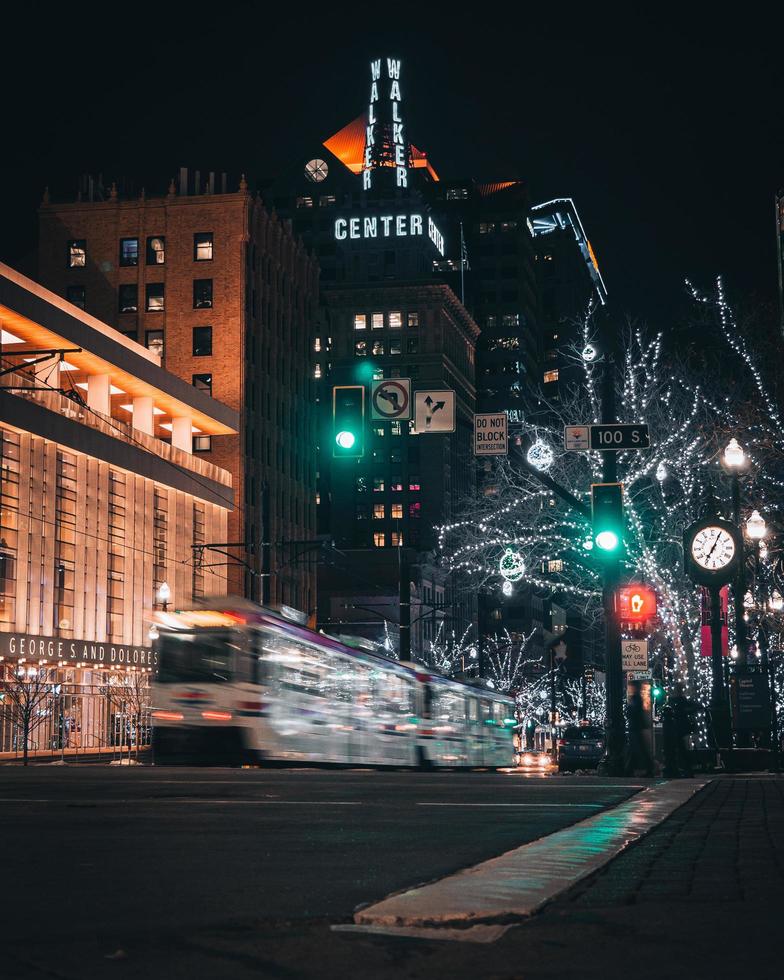 Salt Lake City, Utah 2020 - öffentliche Verkehrsmittel in der Nacht in Salt Lake City foto