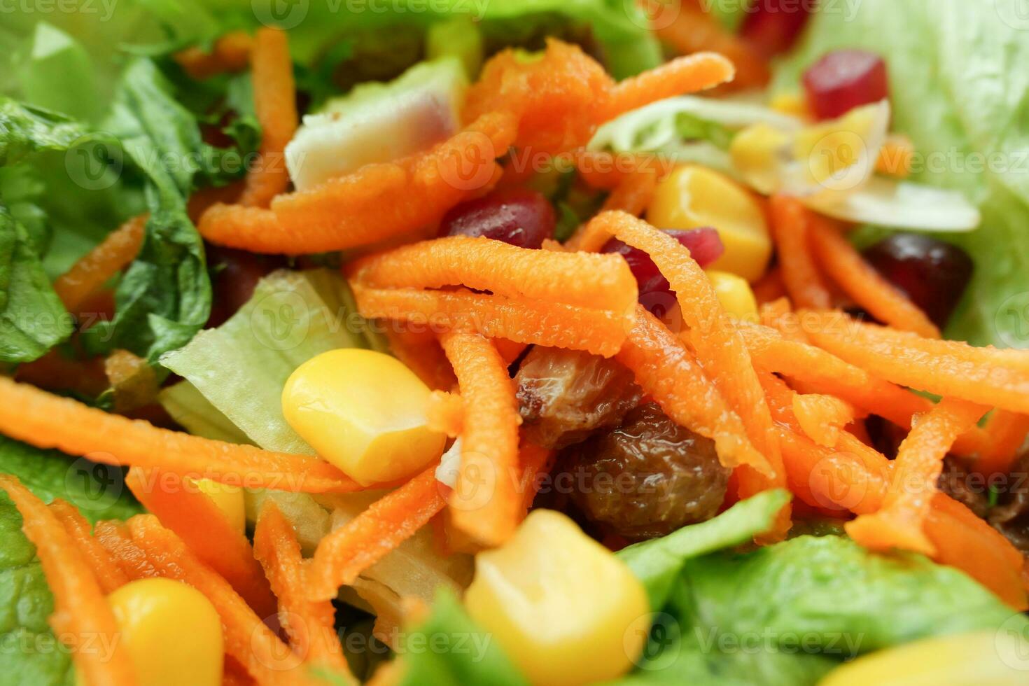 Salatschüssel mit frischem Gemüse auf dem Tisch, foto