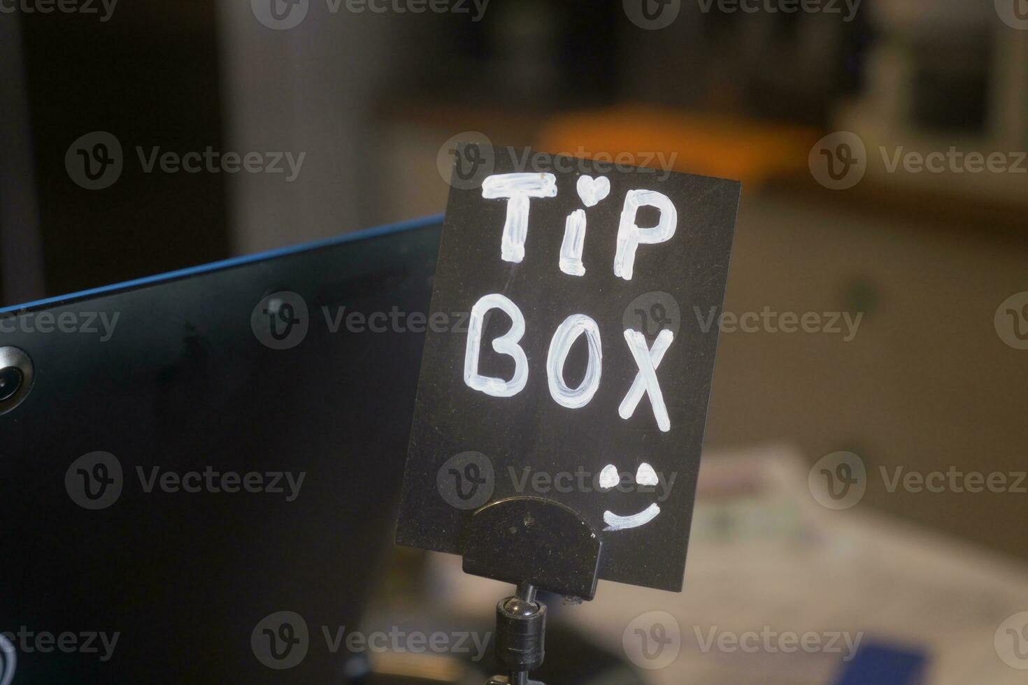 Nahaufnahme einer Trinkgeldbox in einem Café foto