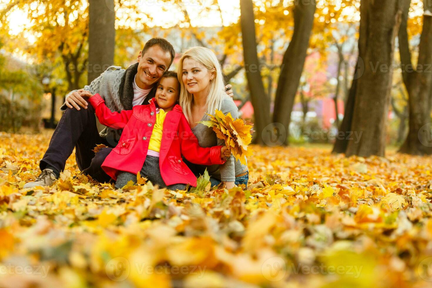 Familie spielen im Herbst Park haben Spaß foto