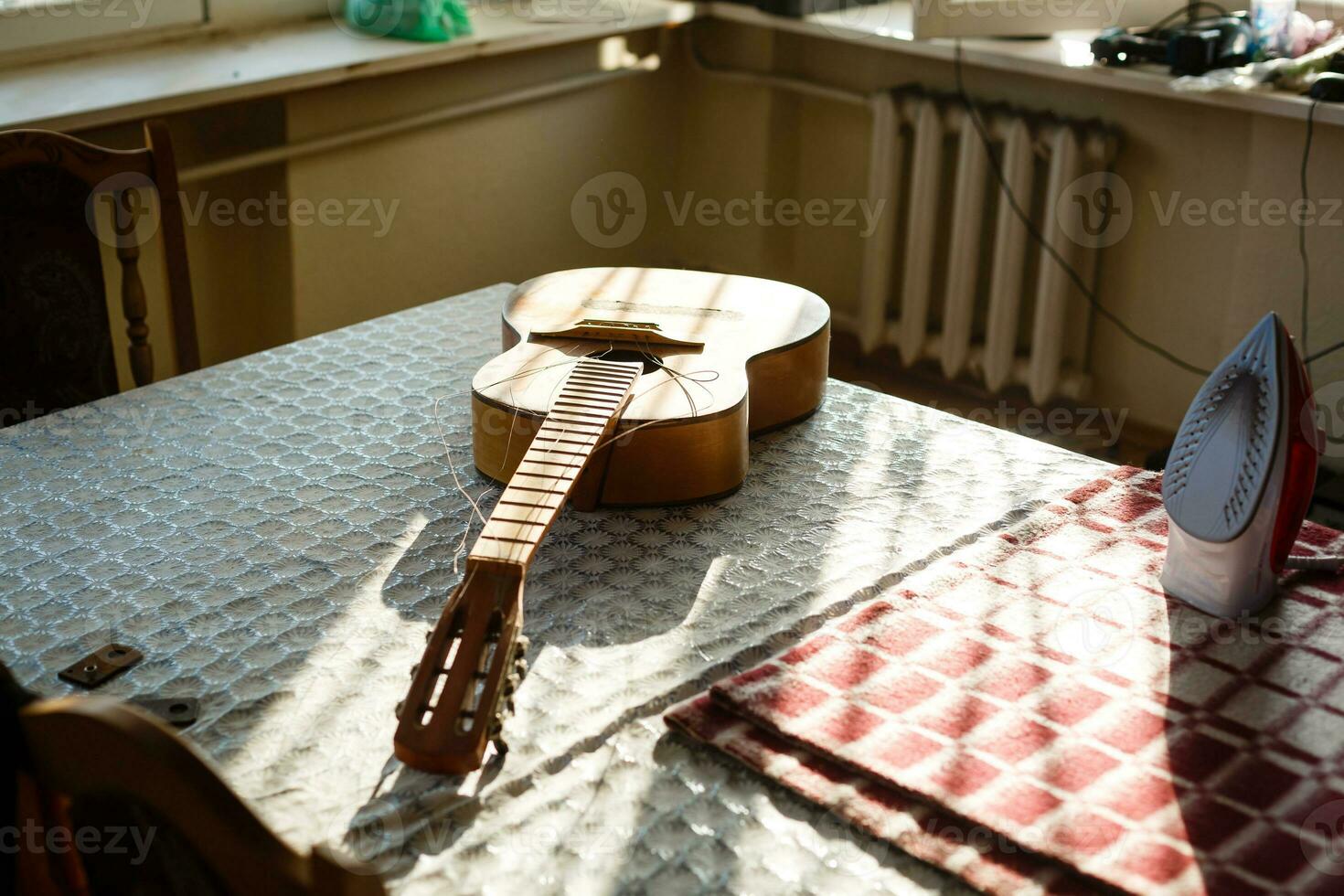 akustisch Spanisch Gitarre mit ein gebrochen Schnur. foto