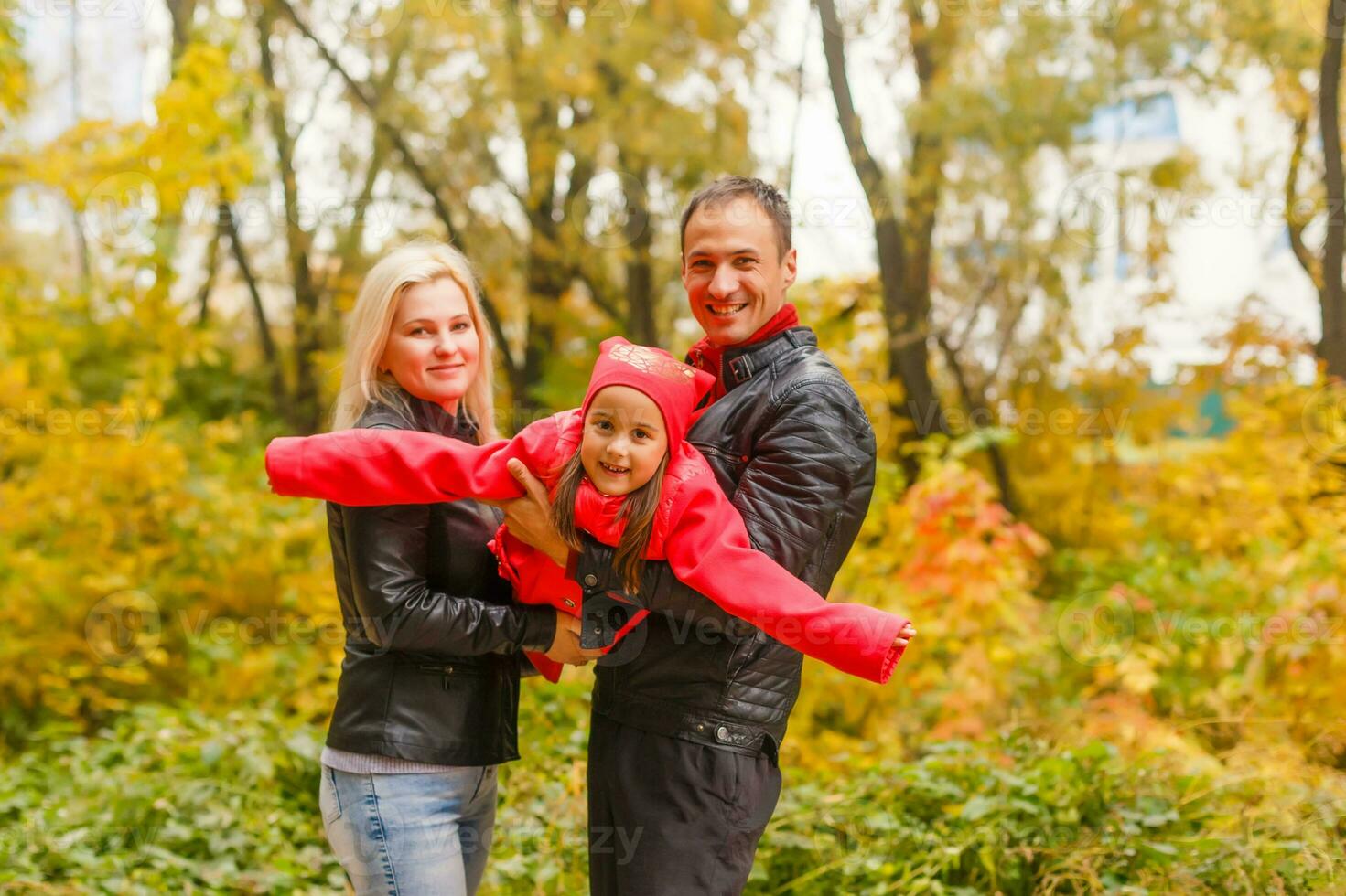 glücklich Familie Gehen auf das ländlich Schmutz Straße. wenig Mädchen Sitzung auf Papas Schulter foto