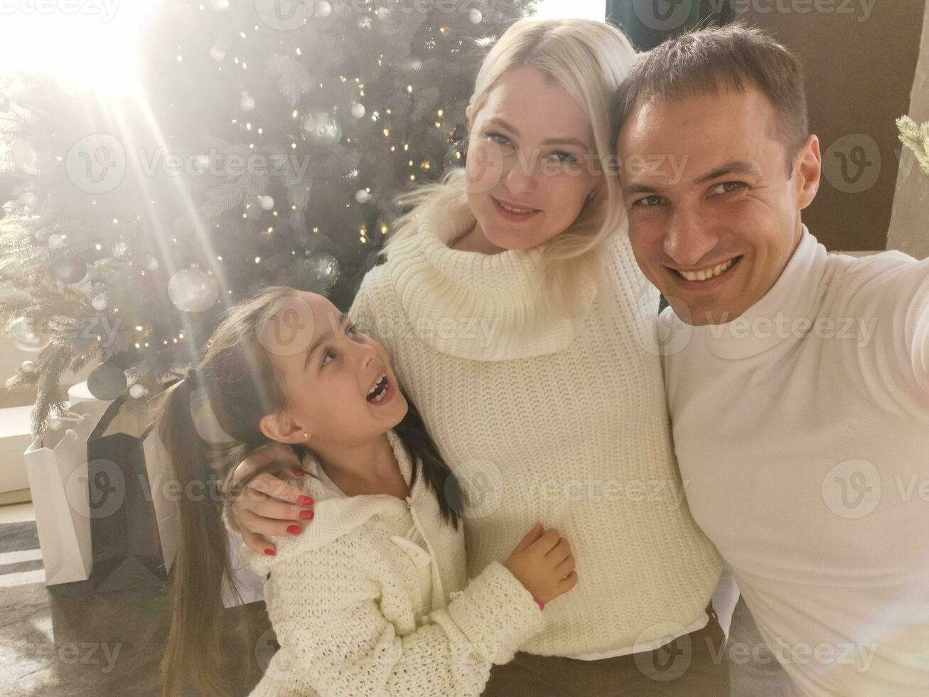 Porträt einer freundlichen Familie am Weihnachtsabend foto