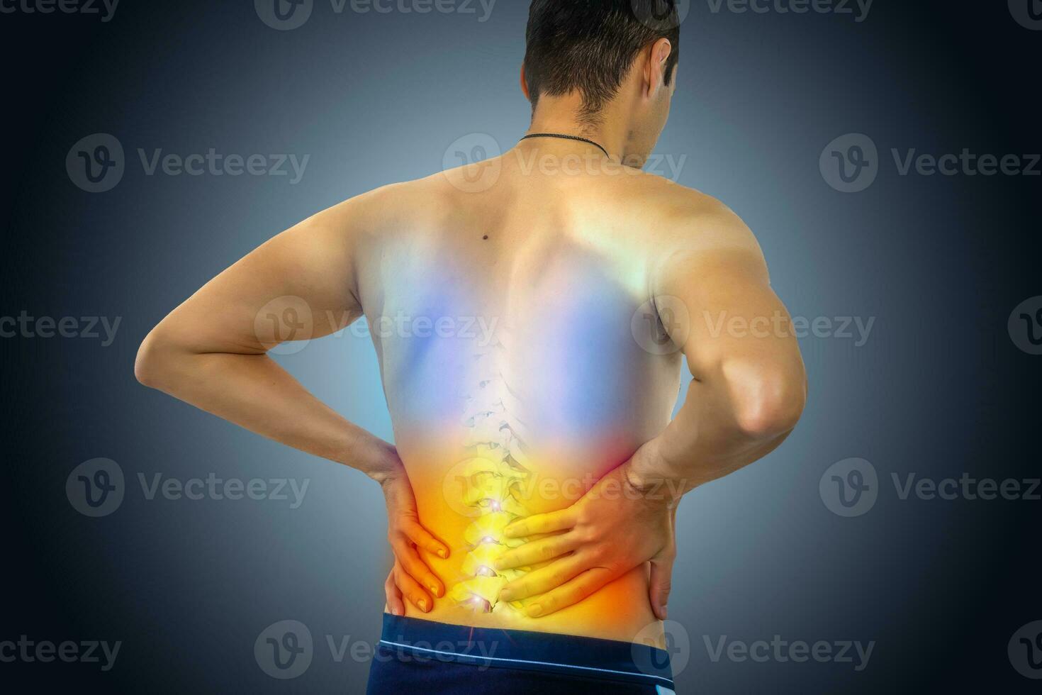niedriger zurück Schmerz. Mann halten seine zurück im Schmerz. medizinisch Konzept. foto