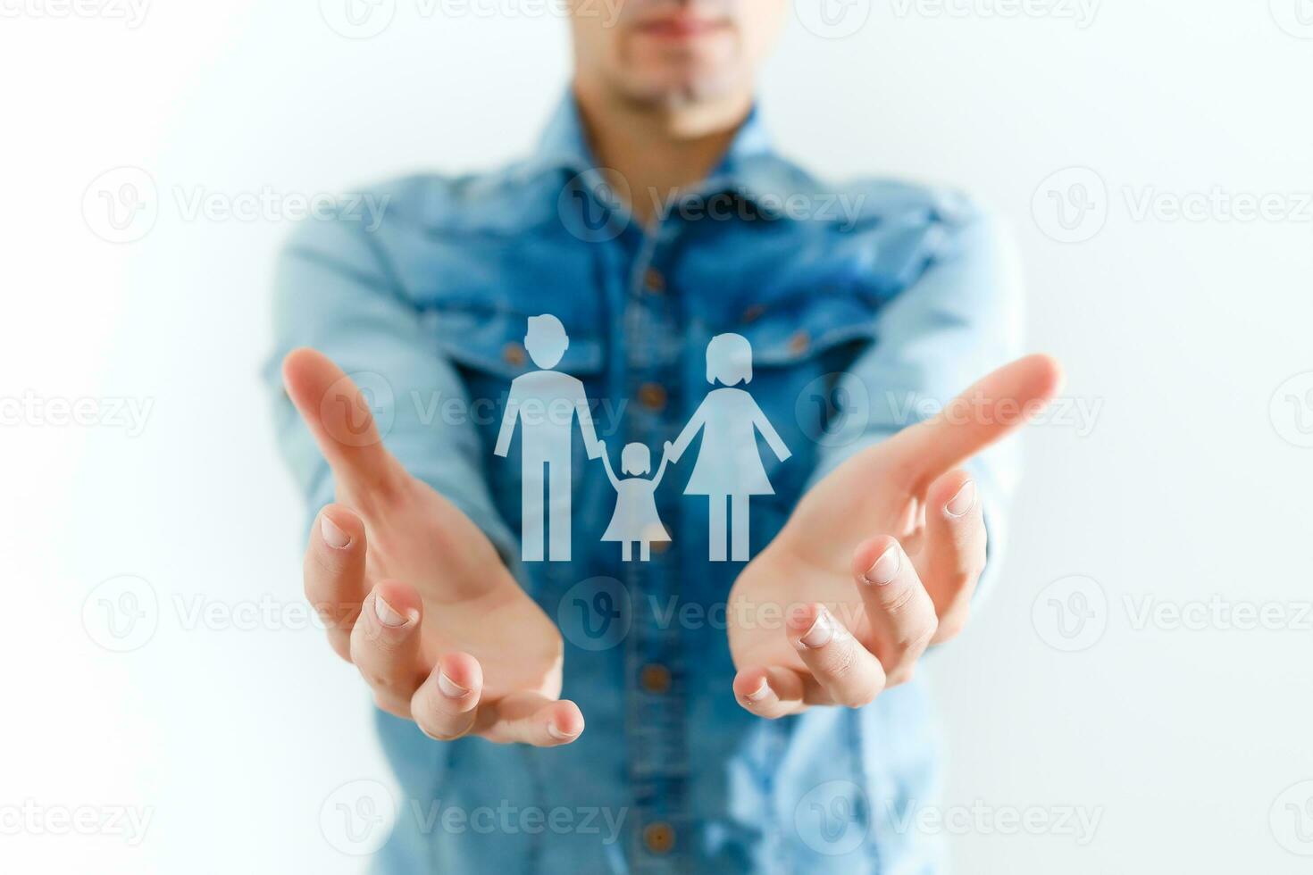 Leben Versicherung, Liebe und Nächstenliebe Konzept - - Nahansicht von Mann hohl Hände zeigen Papier Mann Familie foto