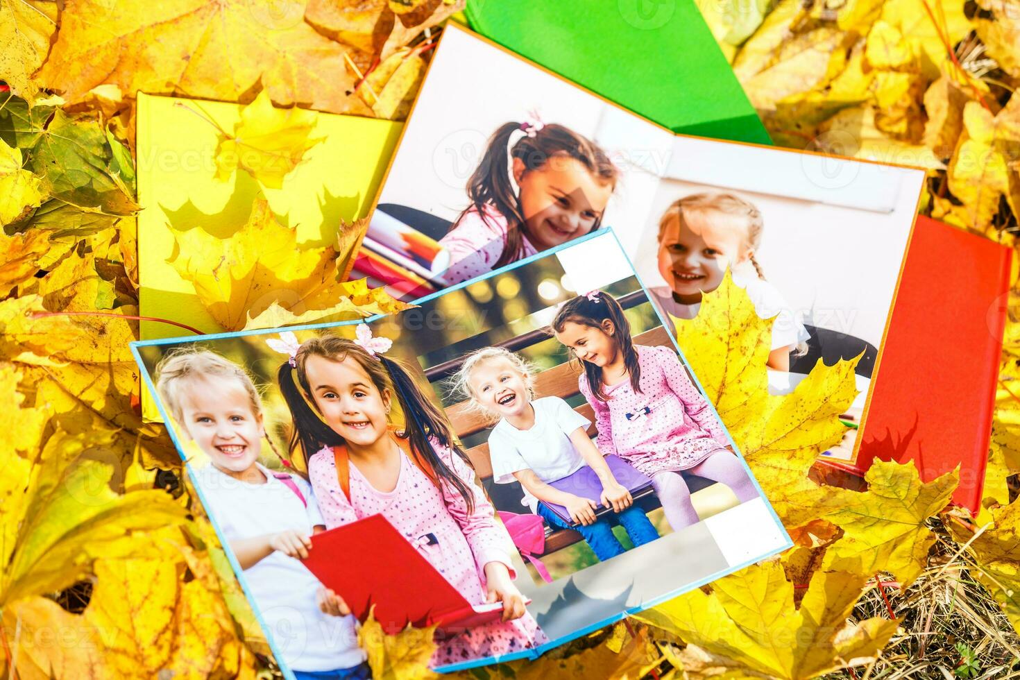 Kinder- Fotobücher und Herbst Blätter foto