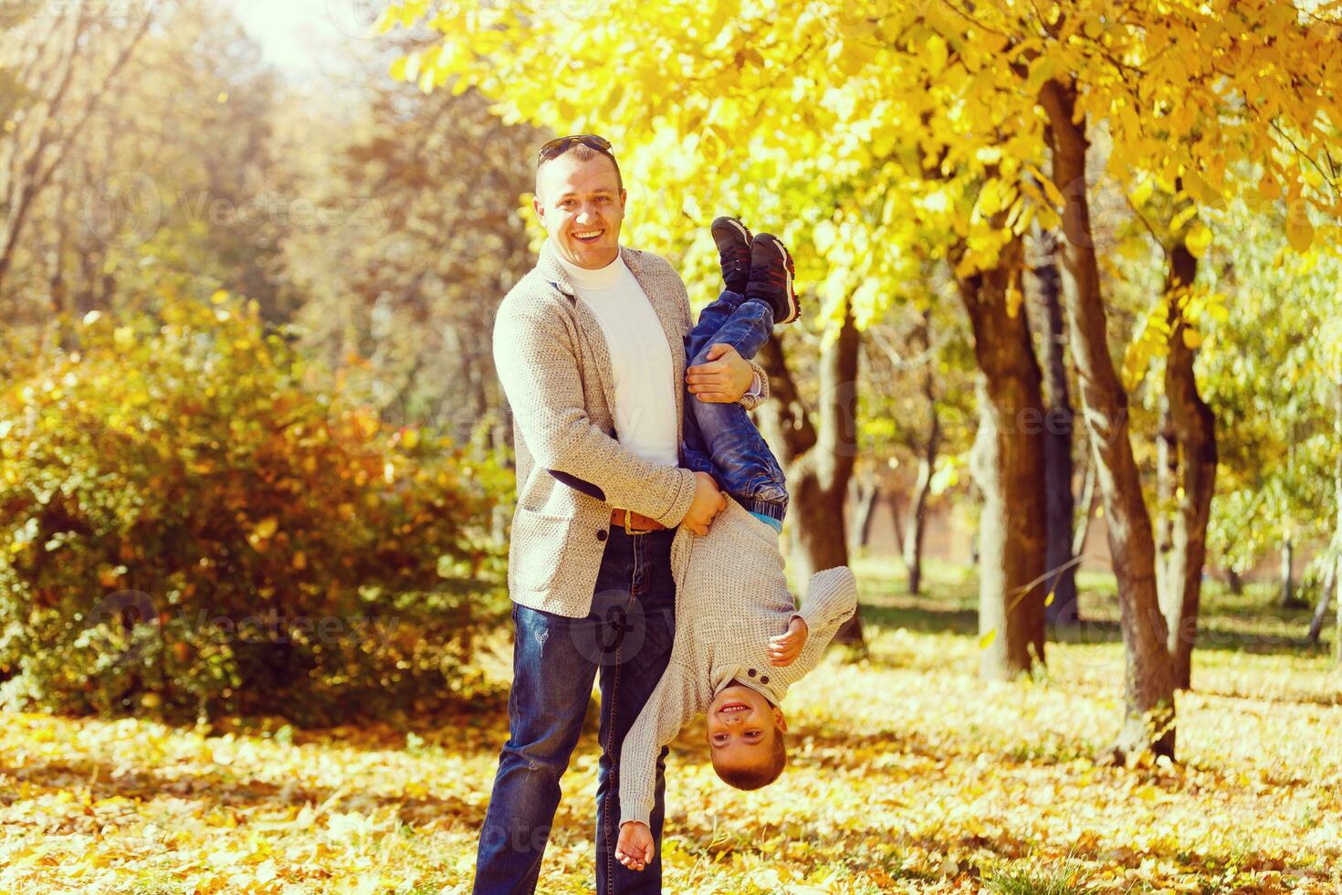 Papa und Sohn auf ein Herbst Park Hintergrund foto