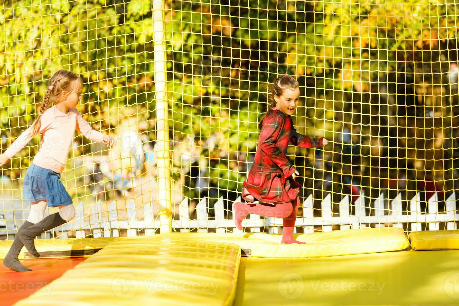 wenig Mädchen haben Spaß wie Sie springen auf Trampolin foto