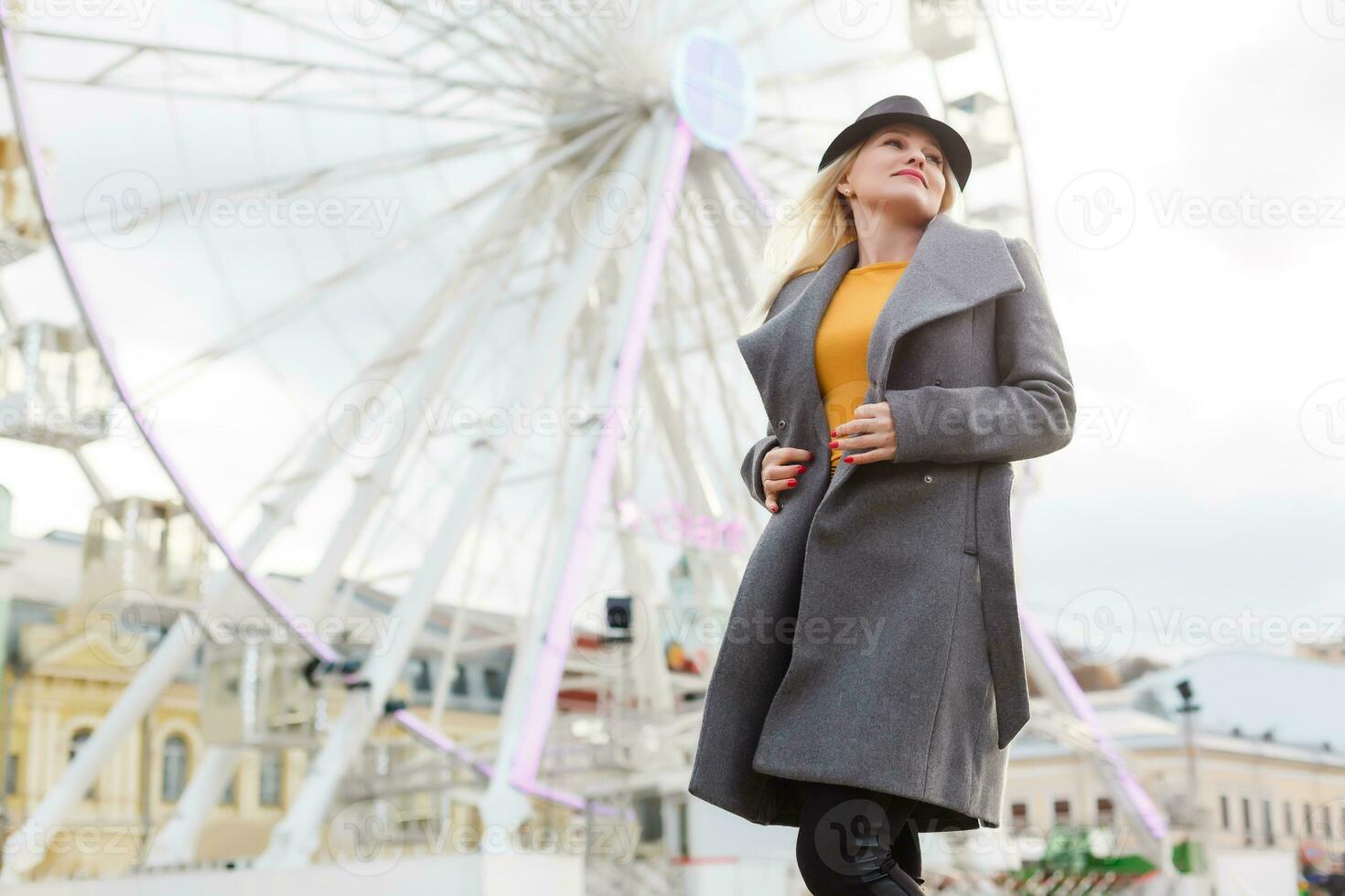 stilvoll Frau posieren in der Nähe von Ferris Rad foto
