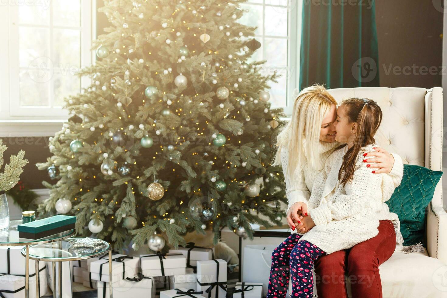 glücklich Familie Frau Mutter und wenig Mädchen entspannen spielen Wunderkerze in der Nähe von Weihnachten Baum auf Weihnachten Vorabend beim heim. Mutter, Tochter im Haus mit Winter Dekoration. Weihnachten Neu Jahr Zeit zum Feier foto