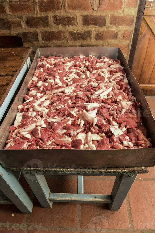 gehackt Fleisch, Würstchen traditionell Vorbereitung, Pampas, Argentinien foto