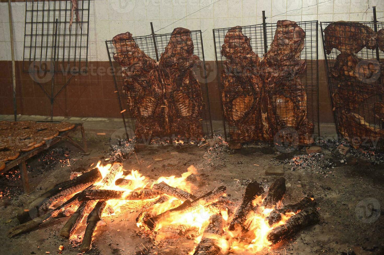 Gaucho braten Grill, Würstchen und Kuh Rippen, traditionell Argentinien Küche, Patagonien, Argentinien. foto