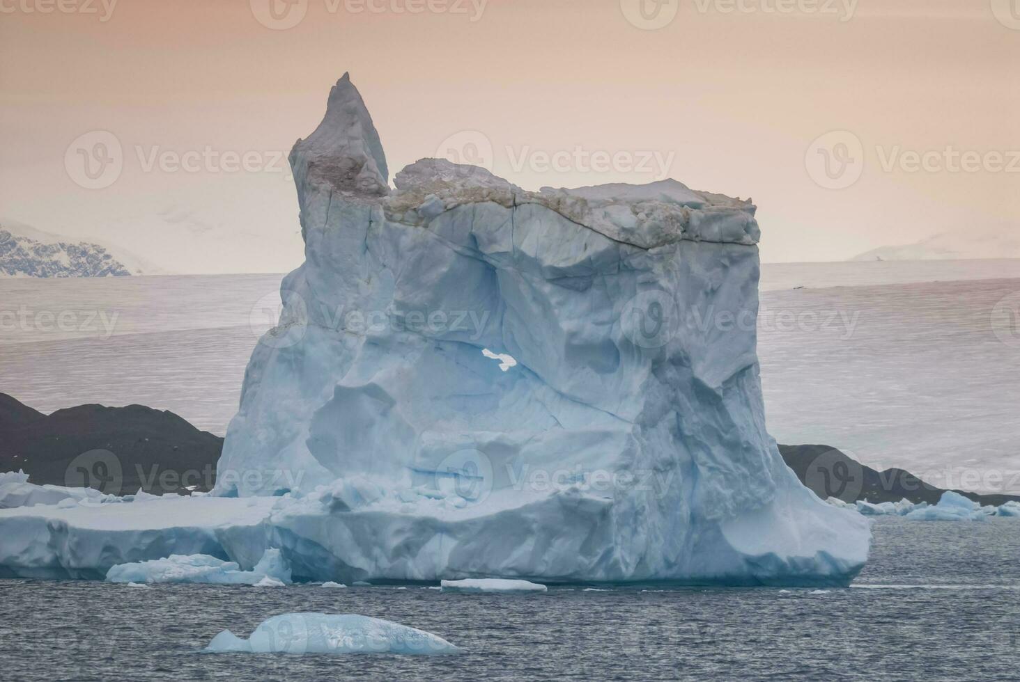 Eis Landschaft von das Antarktis Sektor, in der Nähe von das Paulet Insel foto