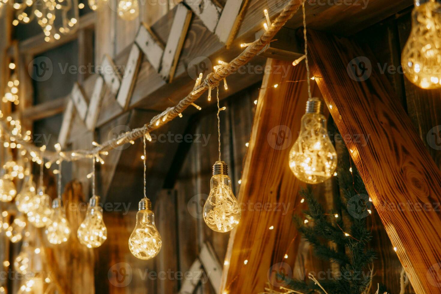 leuchtend Girlande im das Weihnachten Innere foto