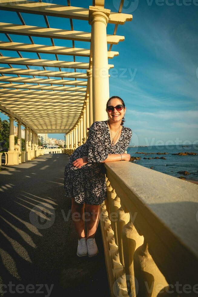 Frau posieren auf das Boulevard im porto , Portugal. foto