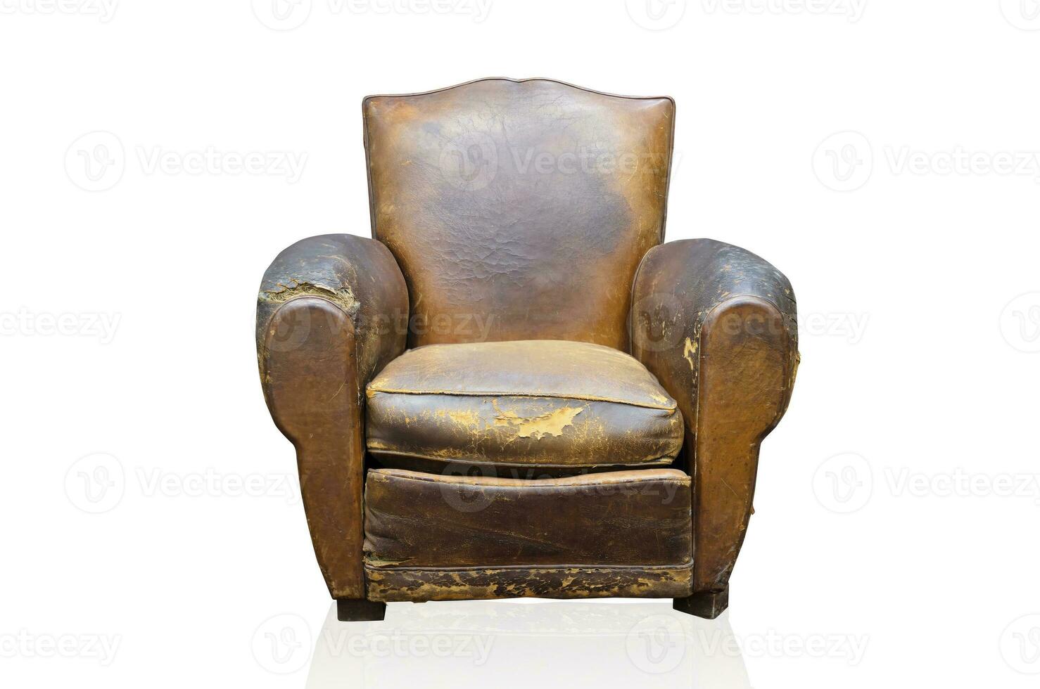 Leder Sessel alt alt schmutzig Jahrgang zerrissen und ausgefranst Bedingung isoliert auf Weiß Hintergrund. foto