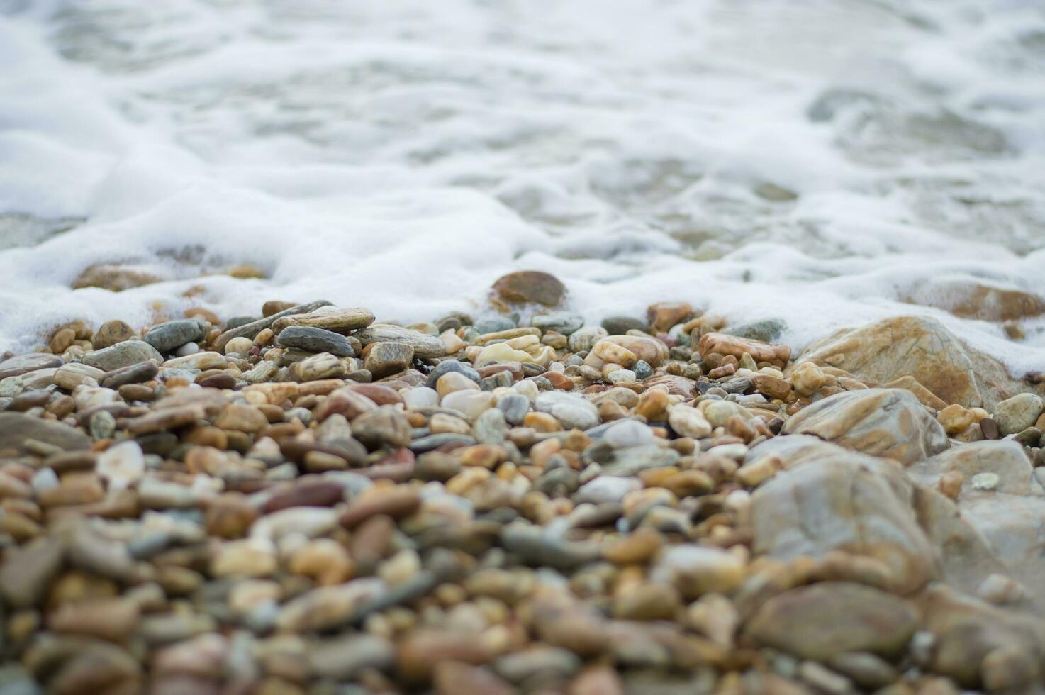 ein Strand mit Felsen und Wasser foto