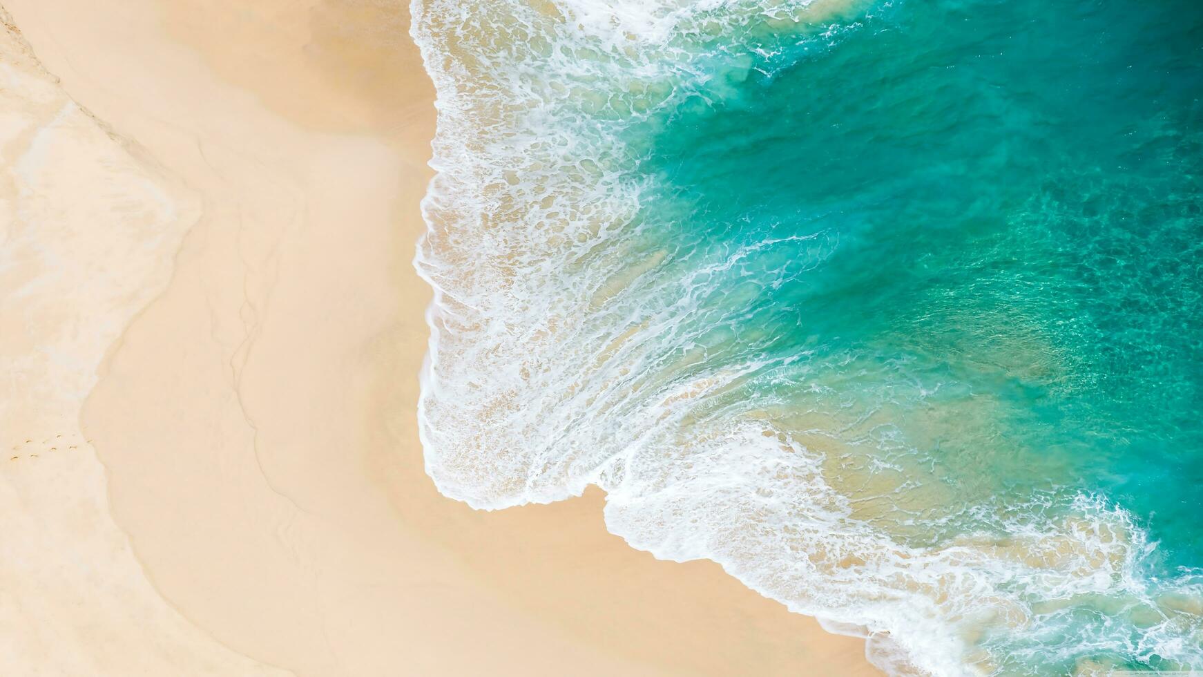 kelingking Wasser Strand Indonesien, Türkis Ozean, und Gelb Sand, Antenne Aussicht von das Strand mit Wellen, das Standpunkte, Strand mit groß Wellen, ein leeren tropisch Strand, ein oben Aussicht von das Meereslandschaft, foto