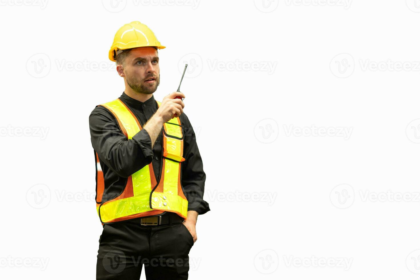 Vorarbeiter Konstruktion Ingenieur Arbeiter Stehen mit Radio Steuerung isoliert auf Weiß Hintergrund foto