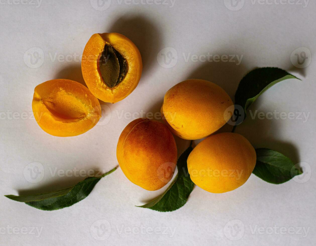 Aprikose mit Blätter auf das Tabelle foto