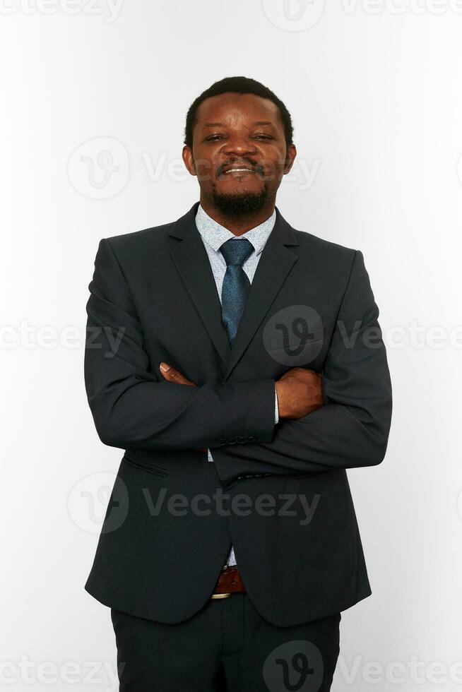 lächelnder afrikanisch-amerikanischer schwarzer Mann im Business-Anzug mit verschränkten Armen auf der Brust isoliert auf weiß foto
