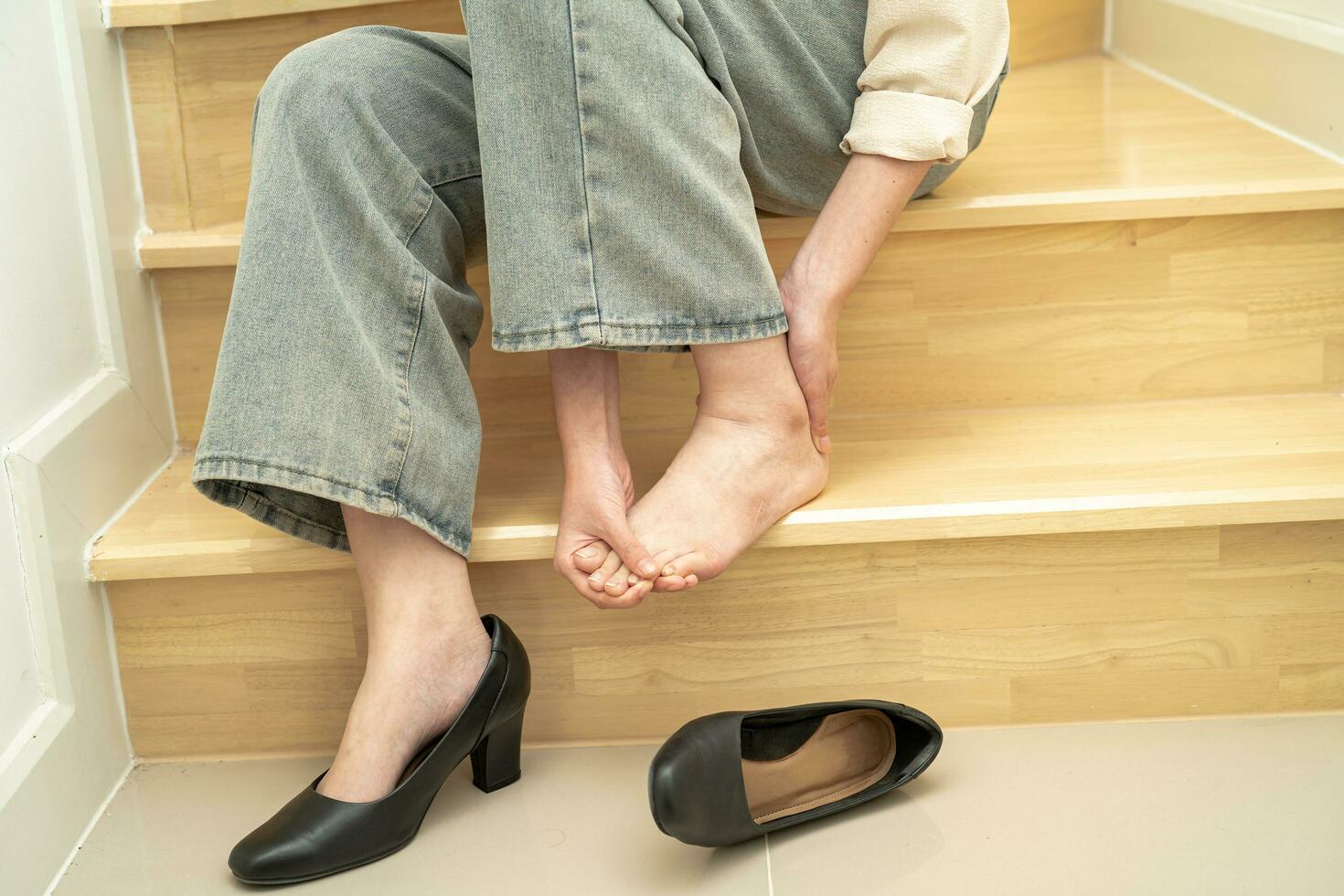 asiatische Dame Frau Patientin fällt die Treppe herunter, weil rutschige Oberflächen foto