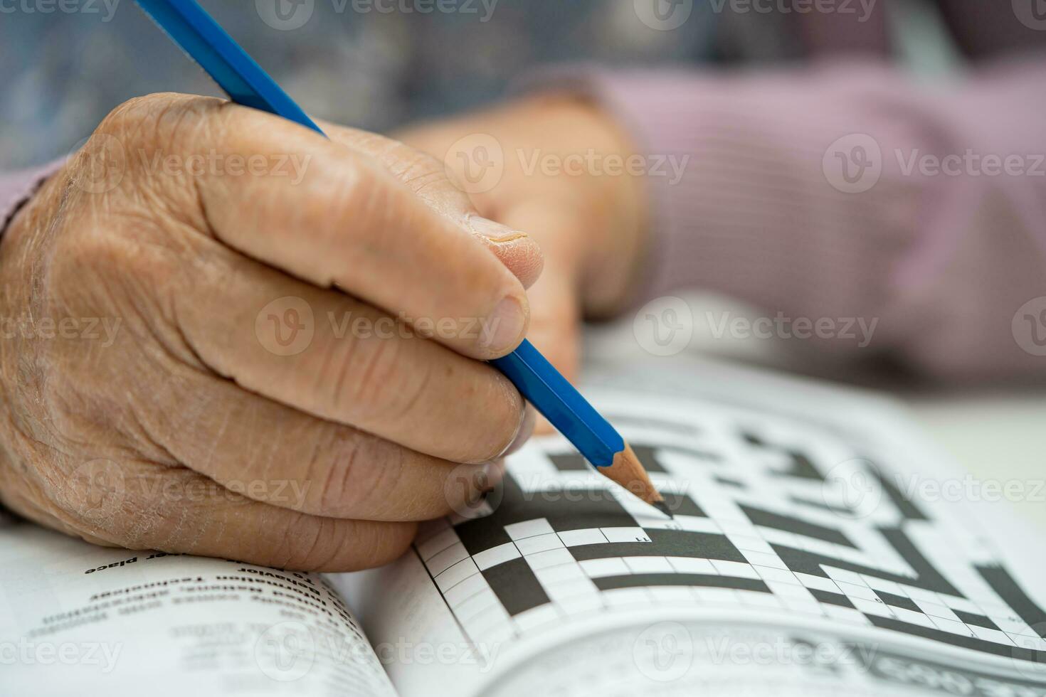 Alzheimer Krankheit Anzeige, asiatisch Alten Frau spielen Sudoku Puzzle Spiel zu trainieren Gehirn Ausbildung zum Demenz Verhütung. foto