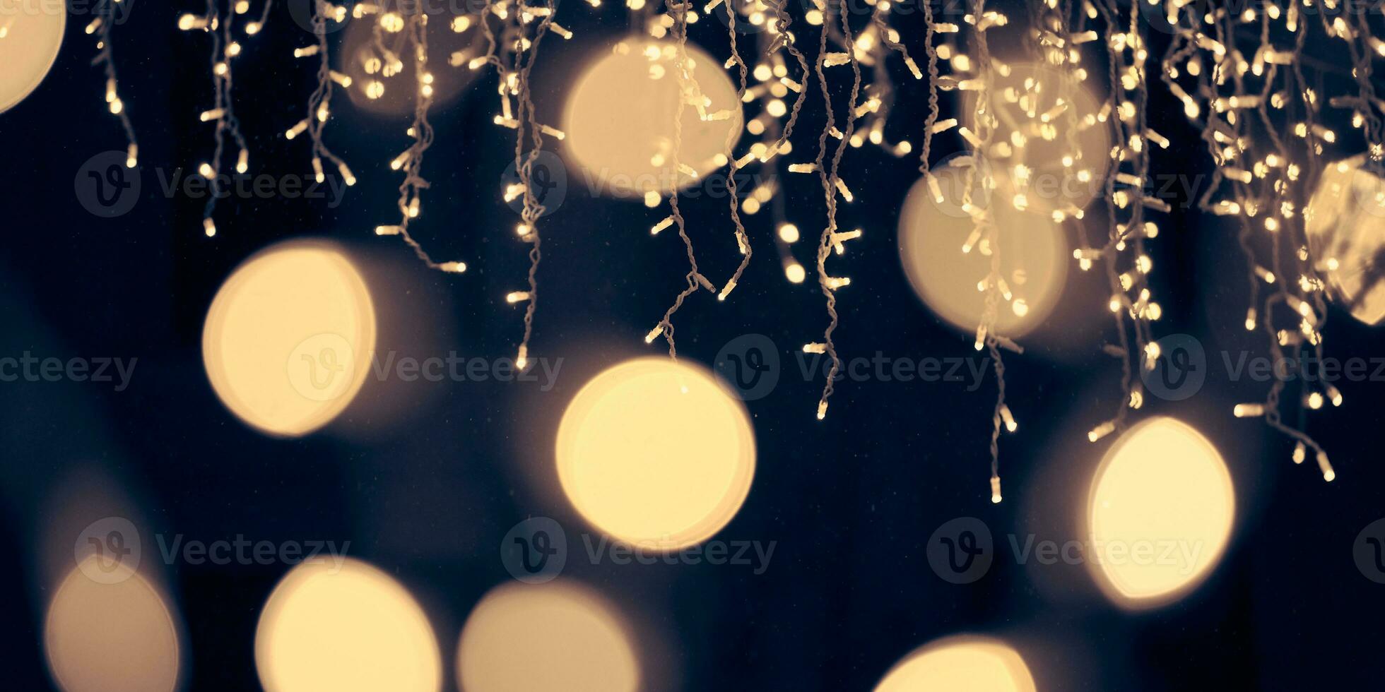blassgelbe Lichter Bokeh von Weihnachtsfeiertagsgirlanden, unscharfe festliche abstrakte Hintergrundlichter foto