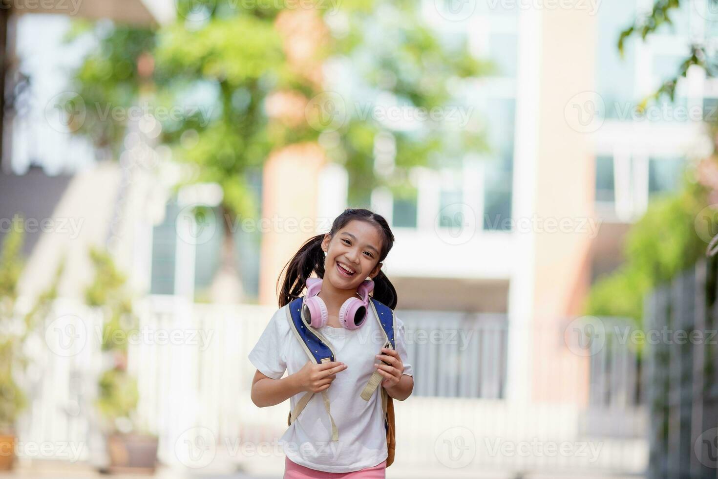 zurück zu Schule. süß asiatisch Kind Mädchen mit ein Rucksack Laufen und gehen zu Schule mit Spaß foto