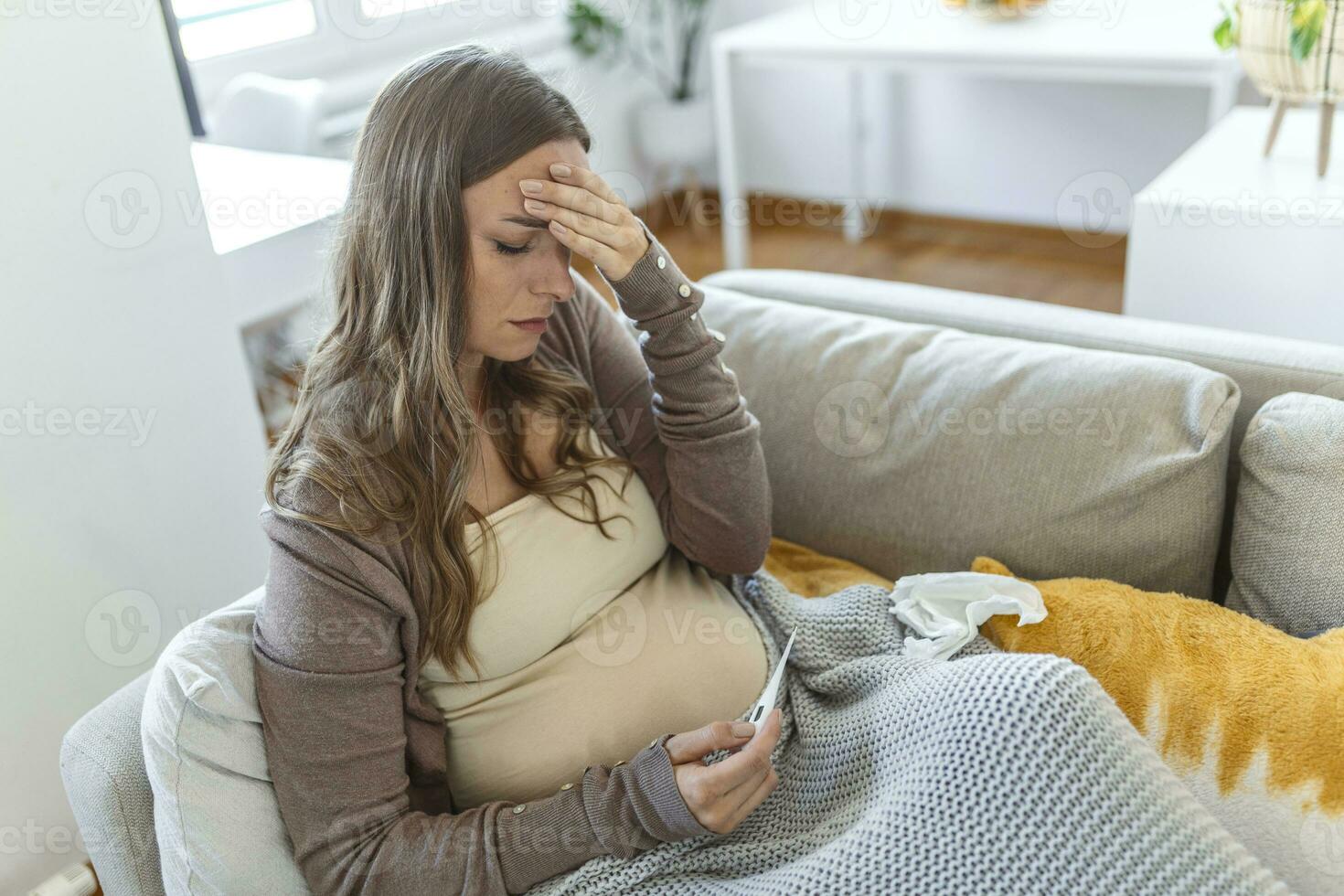 jung schwanger Frau Lügen im Bett, Messung Körper Temperatur, halten Thermometer Gefühl krank foto