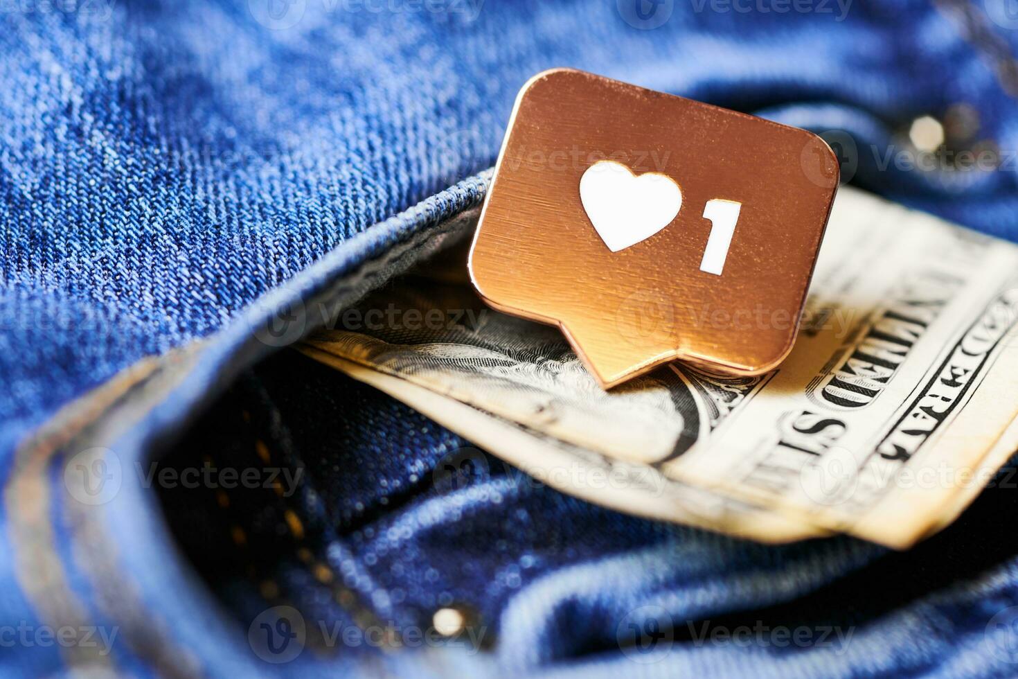 wie Herzsymbol und Dollar in der Jeanstasche foto