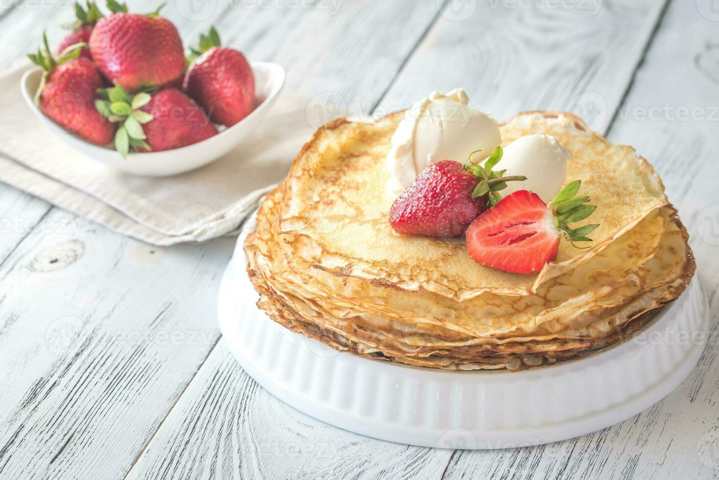 Crepes mit Sahne Käse und frisch Erdbeeren foto