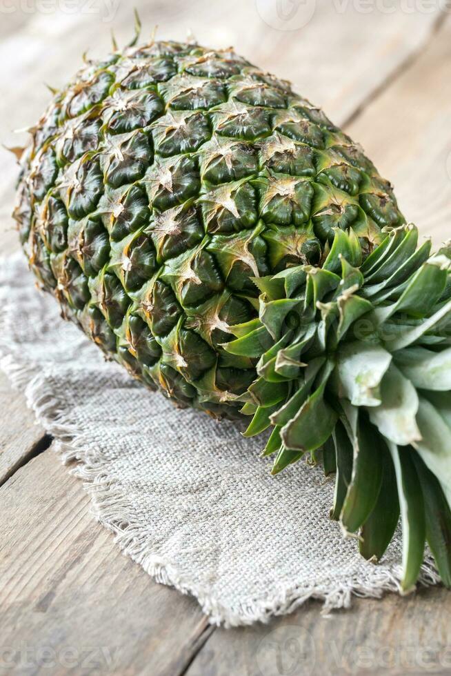 Ananas auf das hölzern Hintergrund foto