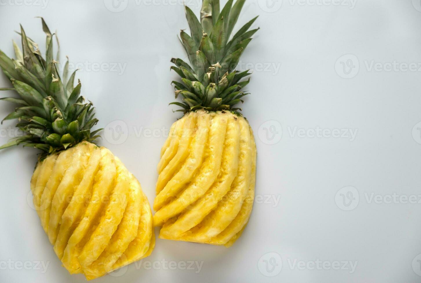 Ananas auf das Weiß Hintergrund foto