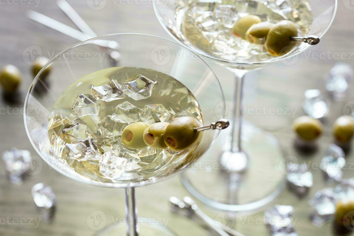 zwei Oliven-Martini-Cocktails foto