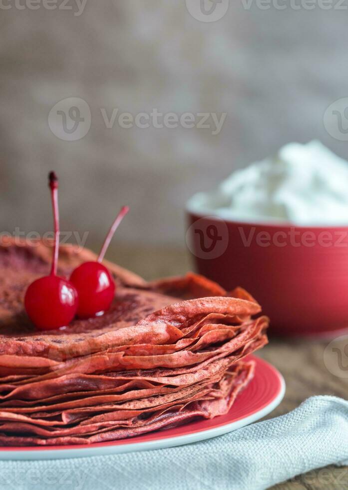 rot Samt Crepes mit ausgepeitscht Sahne foto