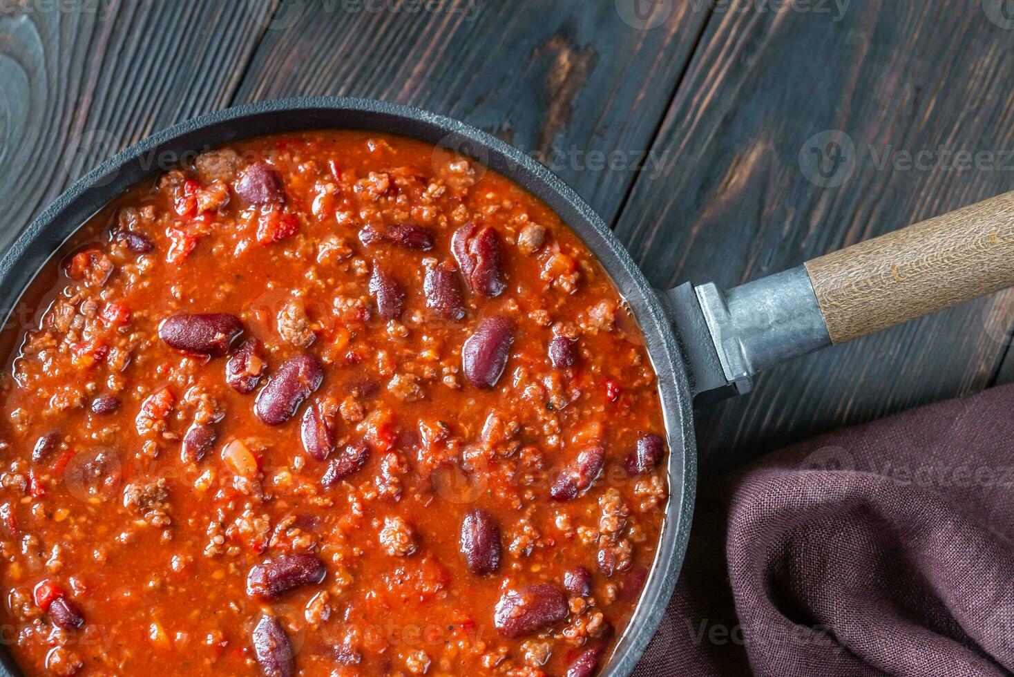 Chili con Carne im ein braten schwenken foto