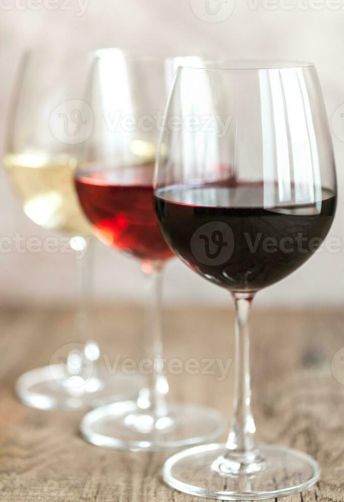 Brille von Rot, Rose und Weiß Wein foto