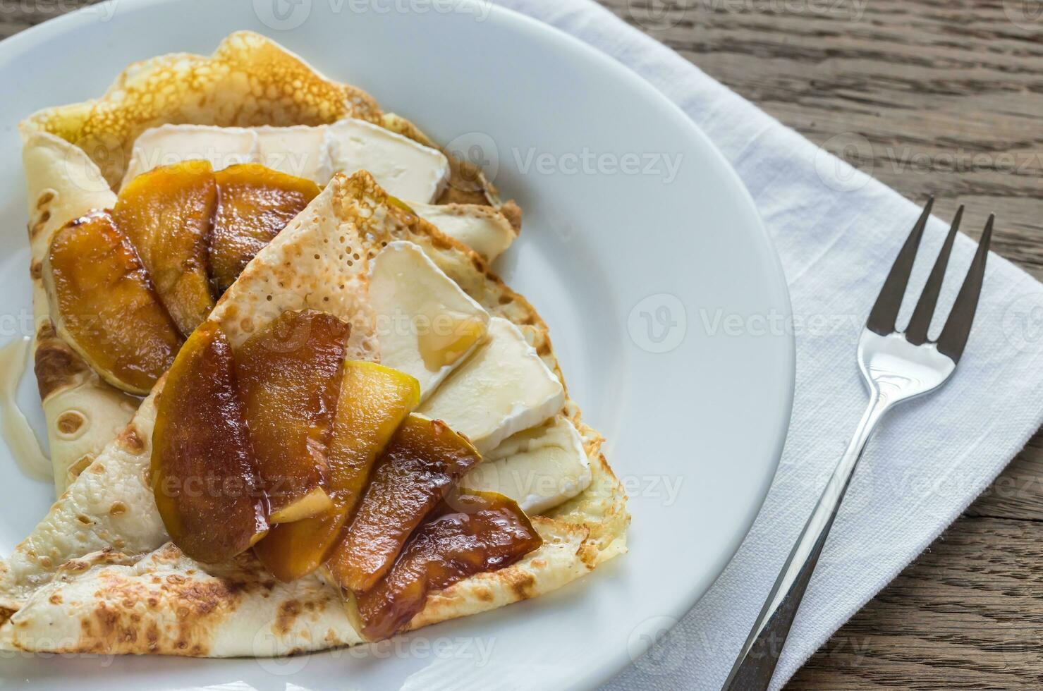 Crepes mit Brie und karamellisiert Scheiben von Apfel foto