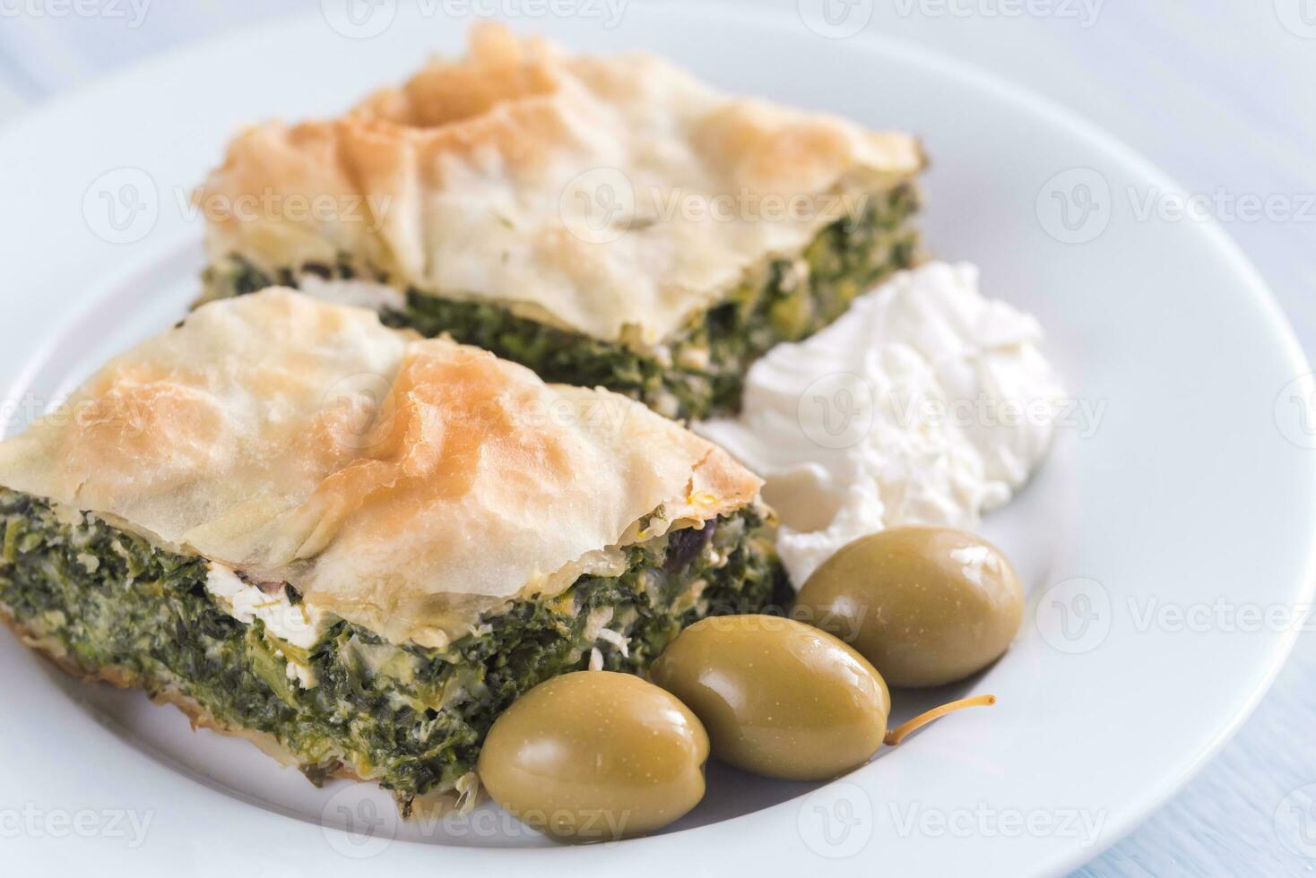 Portion von Spanakopita - - griechisch Spinat Kuchen foto
