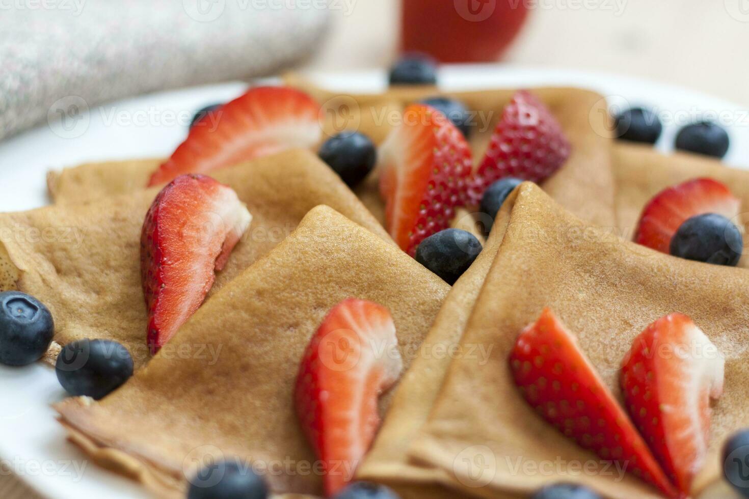 Pfannkuchen mit Blaubeeren und Erdbeeren auf das Tisch. traditionell Essen zum maslenitsa foto