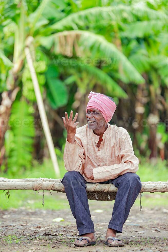 glücklich indisch Bauer. Banane Anlage, alt Arm Farmer , Arbeiter foto