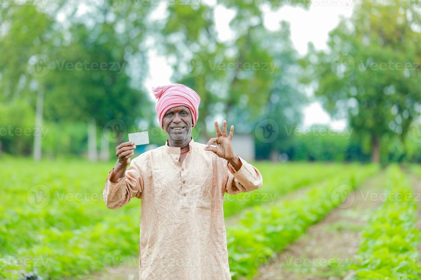 indisch Farmer halten gullak im Hand, Speichern Konzept, glücklich Arm Farmer foto