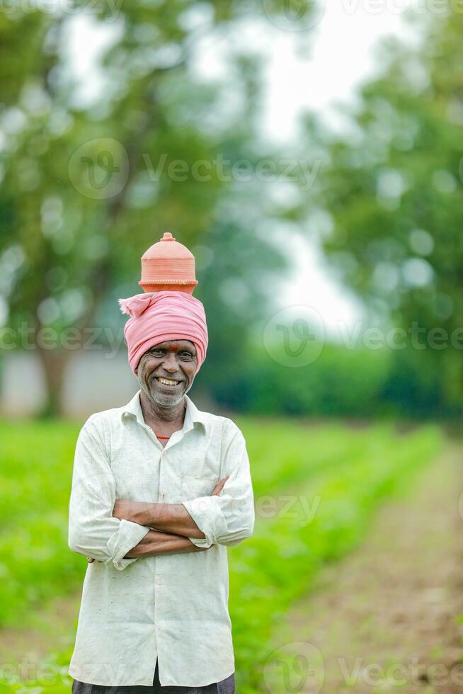 indisch Farmer halten gullak im Hand, Speichern Konzept, glücklich Arm Farmer foto