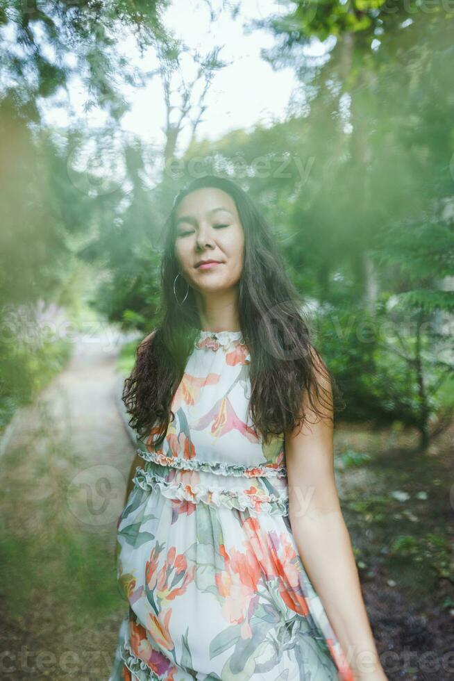 glücklich gemischt Rennen japanisch Frau im Park. Augen geschlossen, defokussiert, verträumt Bokeh foto