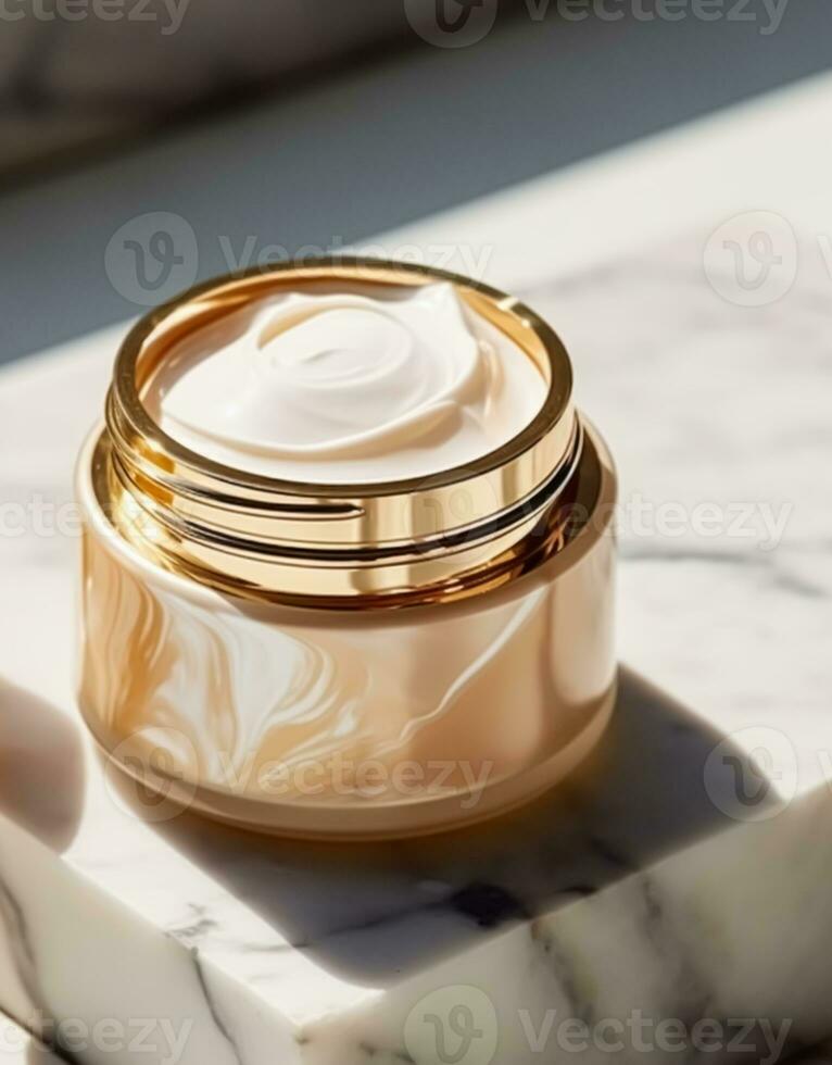 Luxus Gold Gesicht Sahne Krug auf luxuriös Marmor unter golden Sonnenlicht beim Spa, Schönheit und Hautpflege Produkt, generativ ai foto