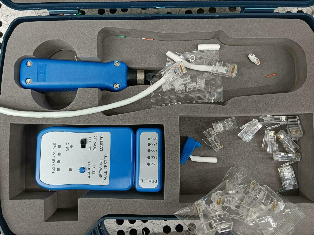 Hand wählen rj45 Kopf von utp lan Kabel und Netzwerk verbinden Kabel foto