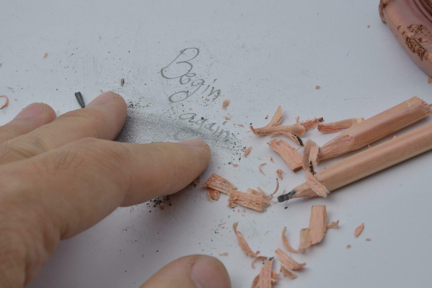 gebrochen Bleistift Schreiben mit ein Bleistift geschrieben Wort Start nochmal Weiß Hintergrund foto