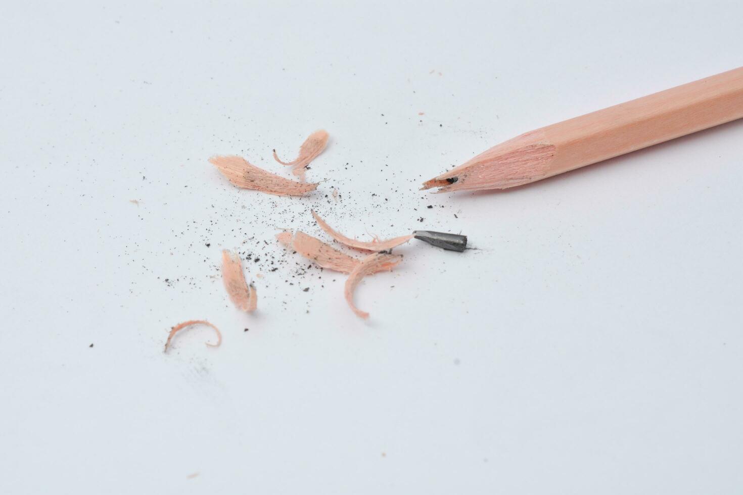 gebrochen Bleistift, schließen oben von benutzt Bleistift auf Weiß Hintergrund mit Ausschnitt Pfad foto