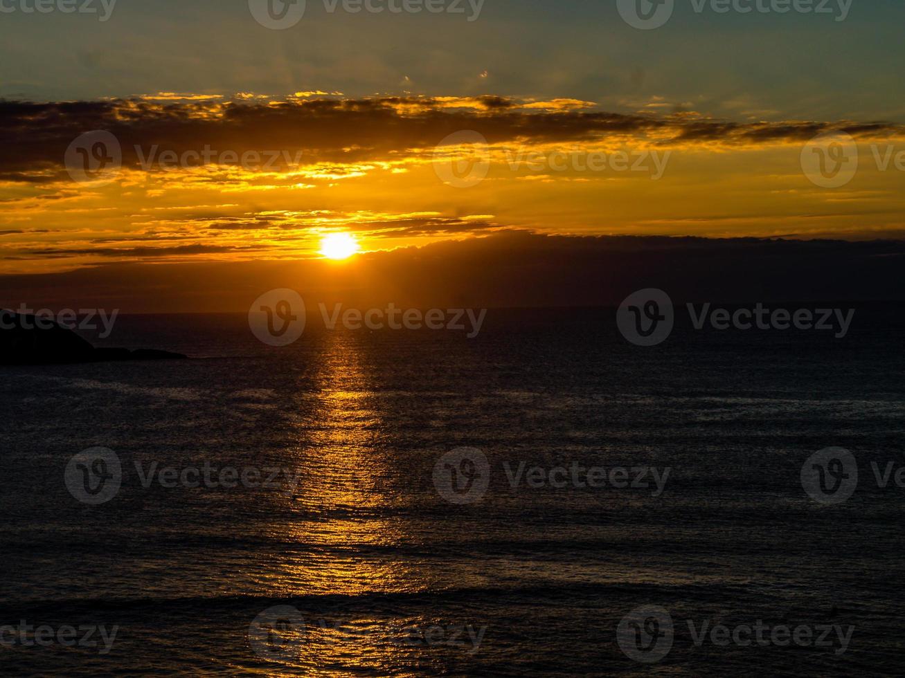 Sonnenuntergang am Strand von Muriwai, Auckland, Neuseeland foto
